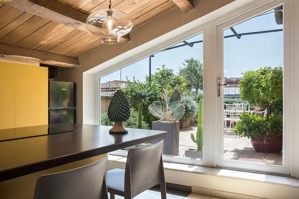Exclusive City Views From A Sunny Attic Apartment! 0*, Rome Italië