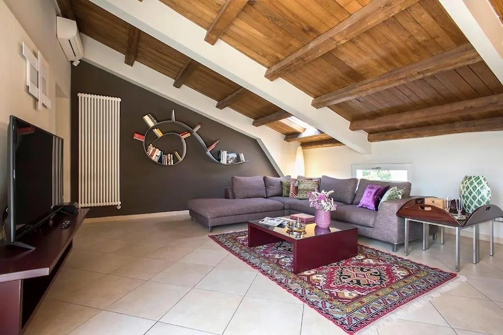 Exclusive City Views From A Sunny Attic Apartment! Italië